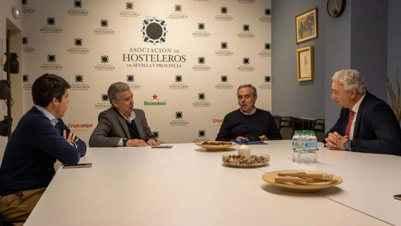 Miguel &Aacute;ngel Aumesquet reunido con la Asociaci&oacute;n de Hosteleros. - CS
