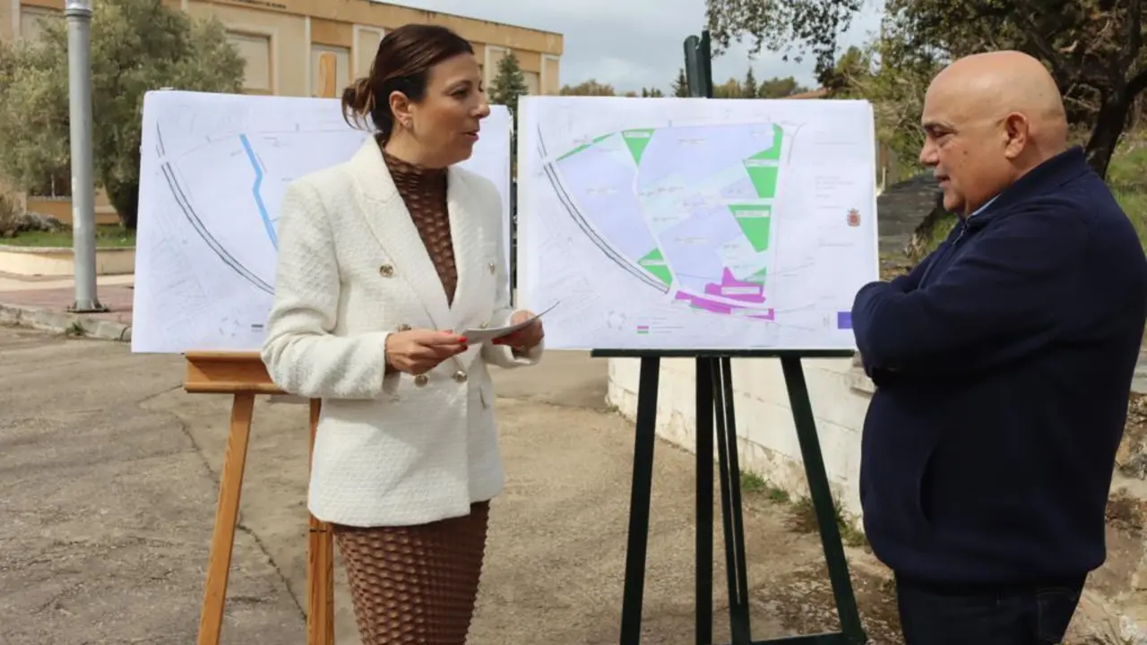 La alcaldesa y el delegado de Urbanismo han presentado el proyecto.  - 