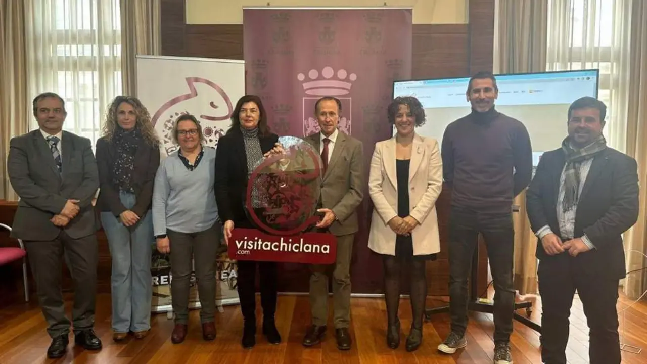 El Ayuntamiento presenta su nueva web de turismo - VIVA