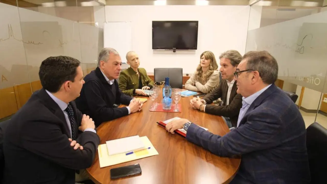 Reuni&oacute;n de Sanz con representantes de Alcentro. - SANTIAGO MOLINA LOPEZ