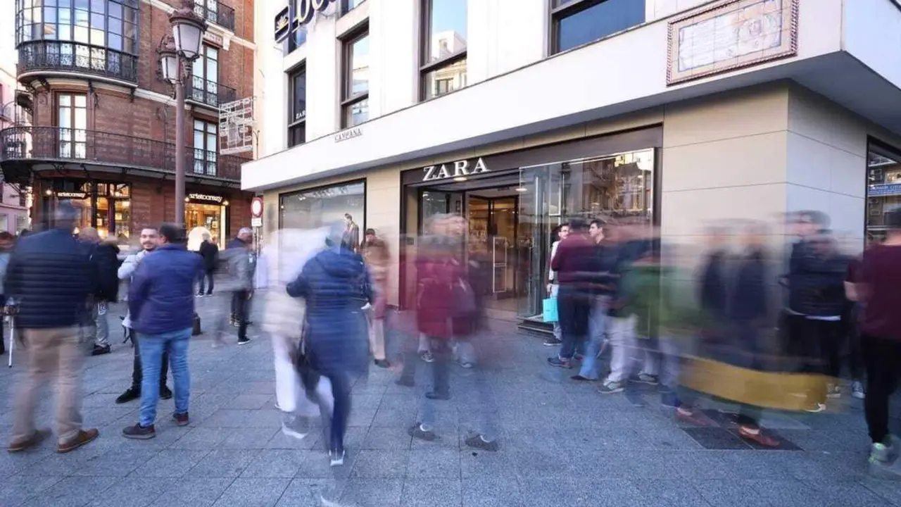 Tiendas de una calle comercial del centro de Sevilla. - ARCHIVO