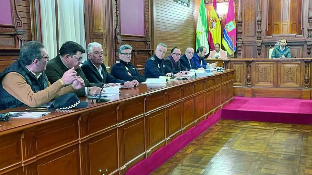 Un momento de la reuni&oacute;n mantenida en el Ayuntamiento de Sanl&uacute;car      - A. I.