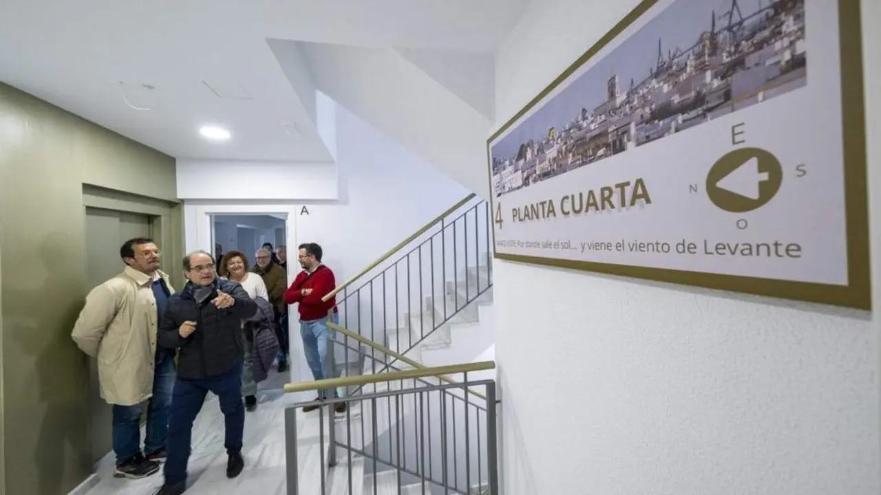 El alcalde, en el inmueble de Doctor Mara&ntilde;on. - VIVA
