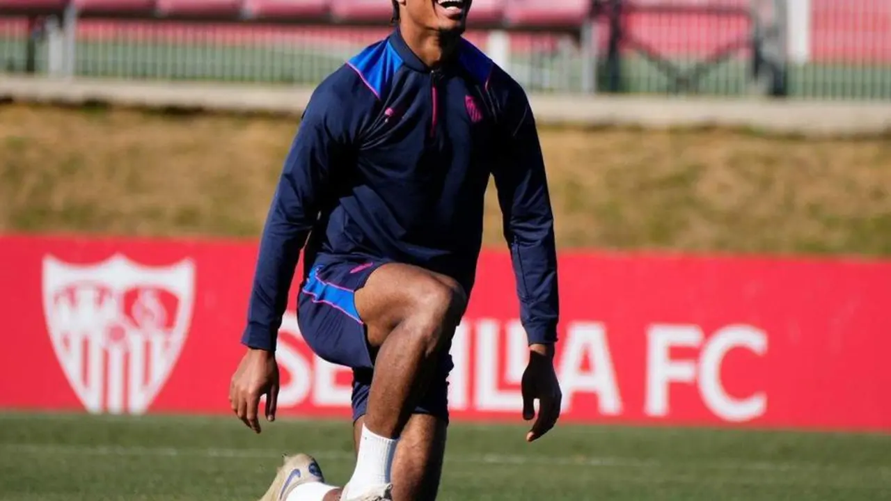 El defensa, L&ouml;ic Bad&eacute;, durante un entrenamiento con el Sevilla. - sfc