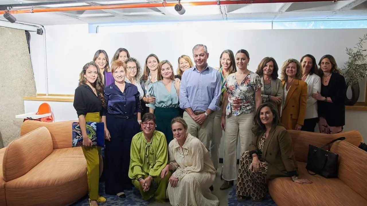 Sanz en un acto con mujeres. - PP SEVILLA