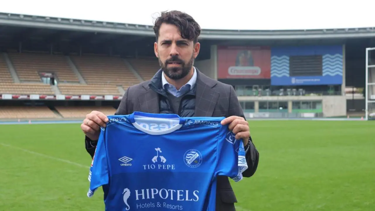 Edu Espada posa con la camiseta del Xerez DFC en Chap&iacute;n. - xerezdfc.com