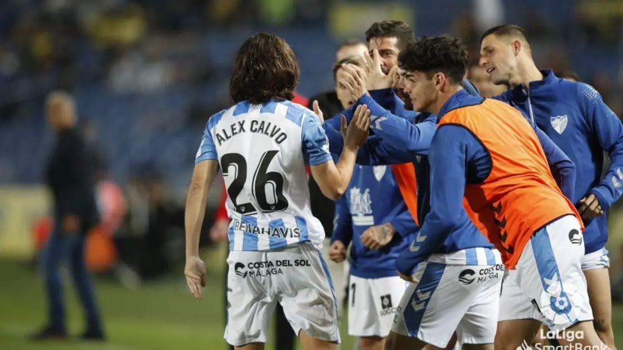 &Aacute;lex Calvo celebra con el banquillo su gol en el 87'. - LALIGA
