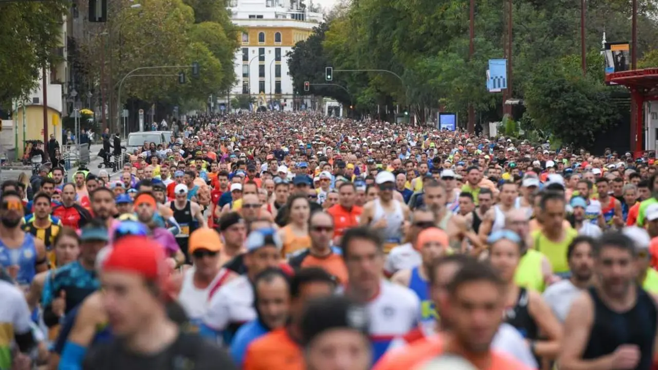 Atletas participantes en la &uacute;ltima edici&oacute;n del Zurich Marat&oacute;n. - JESUS BARRERA