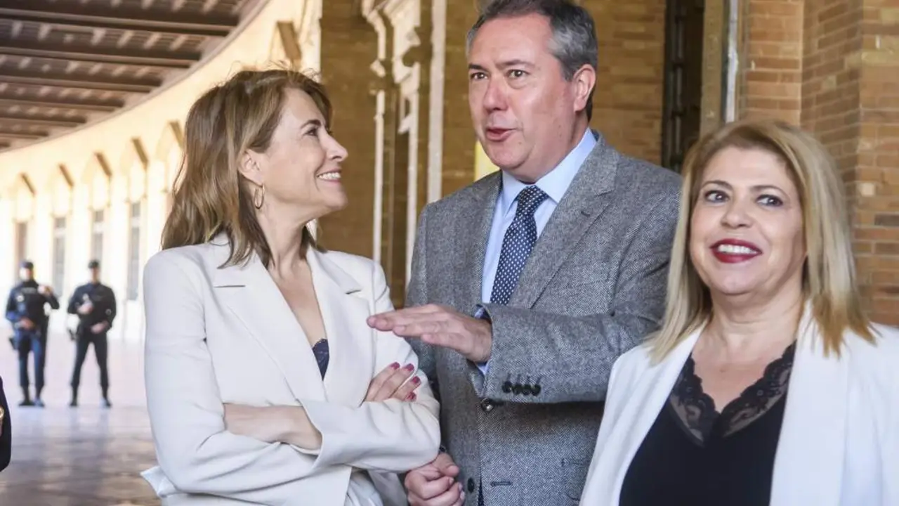 La ministra, junto al secretario general del PSOE-A y la alcaldesa.  - Efe