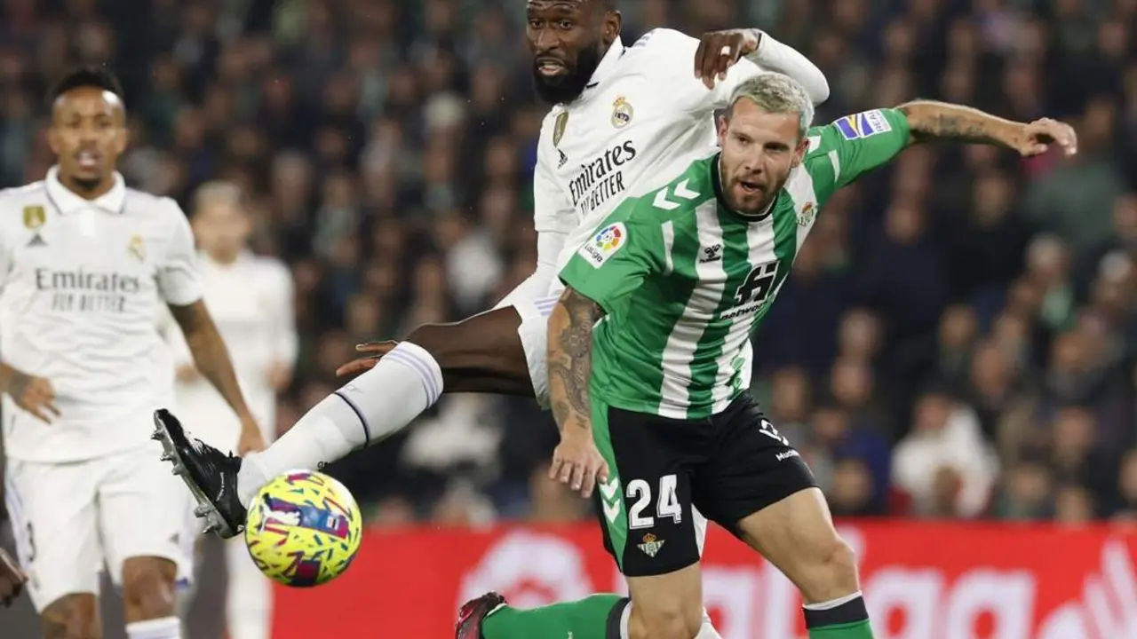El futbolista del Real Betis, Aitor Ruibal, pelea con Antonio R&uuml;diger  - efe