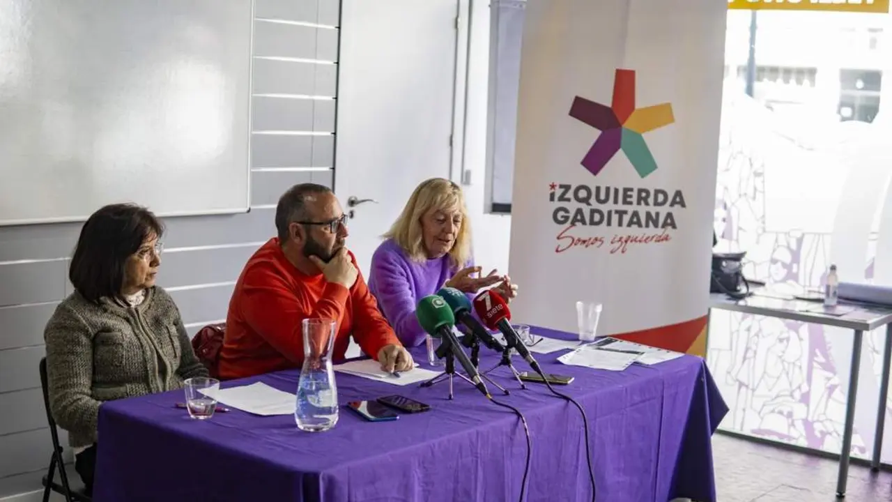 Los portavoces de Izquierda Gaditana, en rueda de prensa. - VIVA