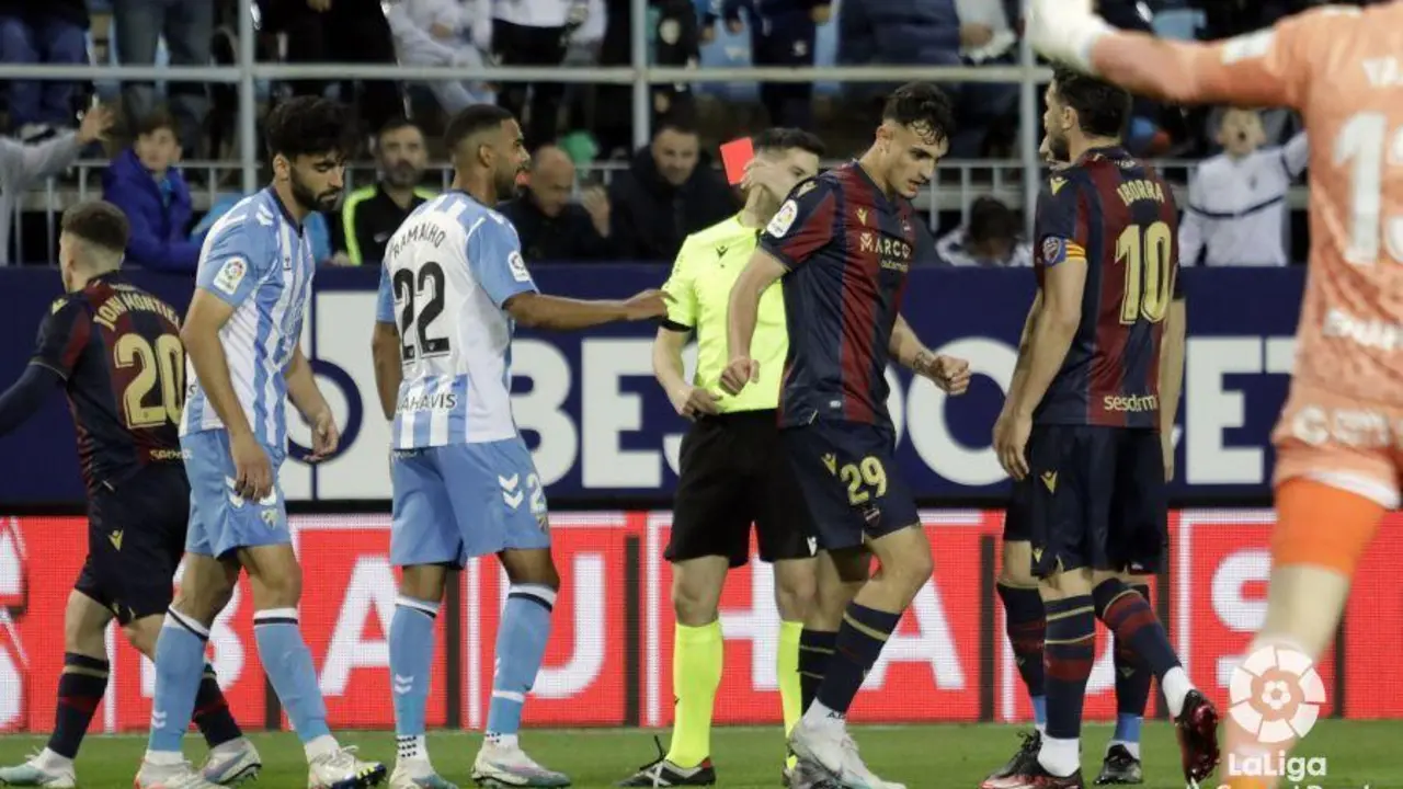 Momento en que expulsan a Juande. - LALIGA