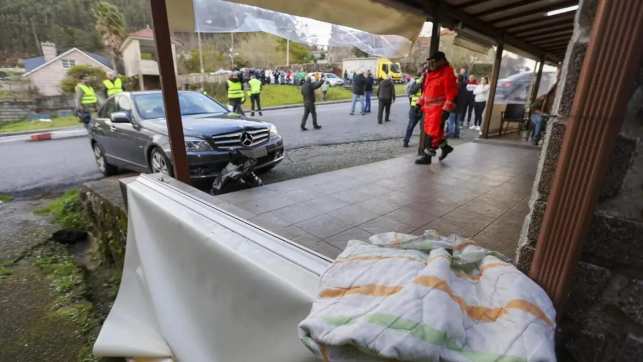 Atropellan a cuatro personas sentadas en una terraza en Vilaboa. - EFE