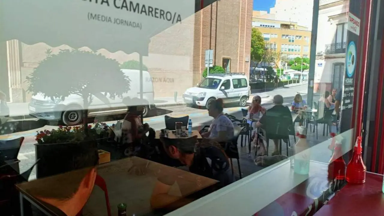 Oferta de empleo como camarero en un local - Europa Press