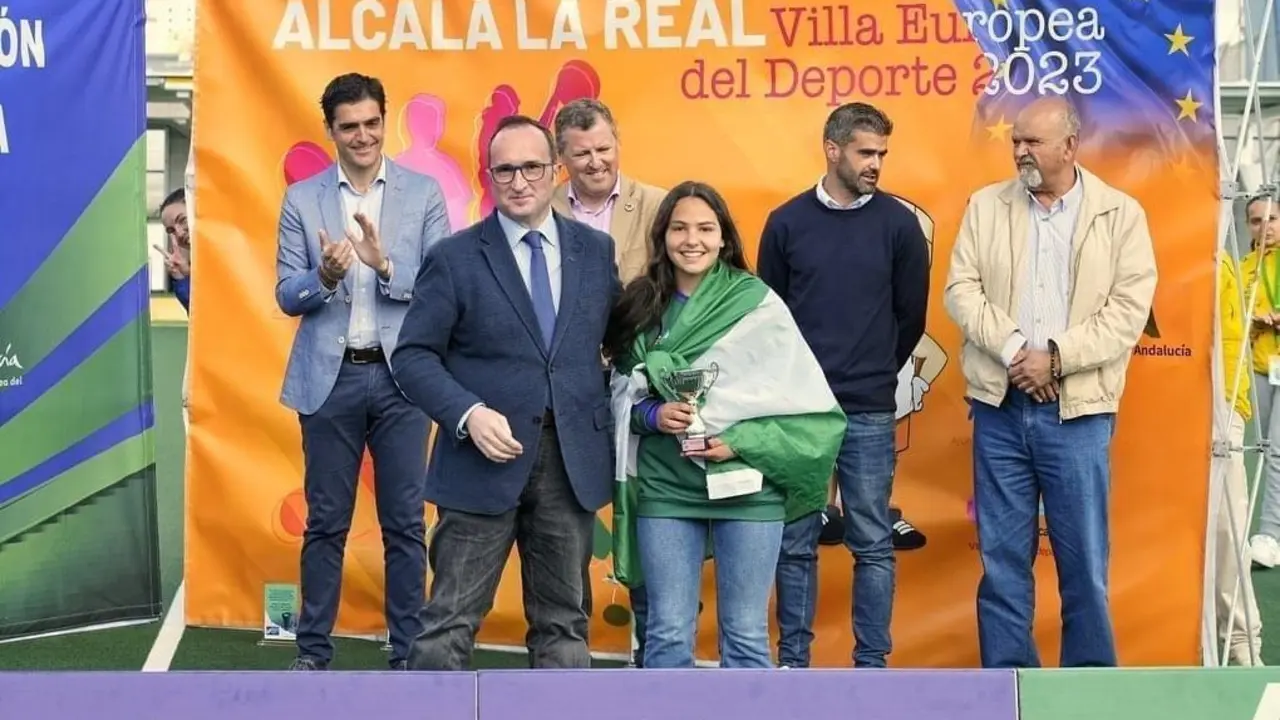La isle&ntilde;a recogiendo el galard&oacute;n. - A.I.
