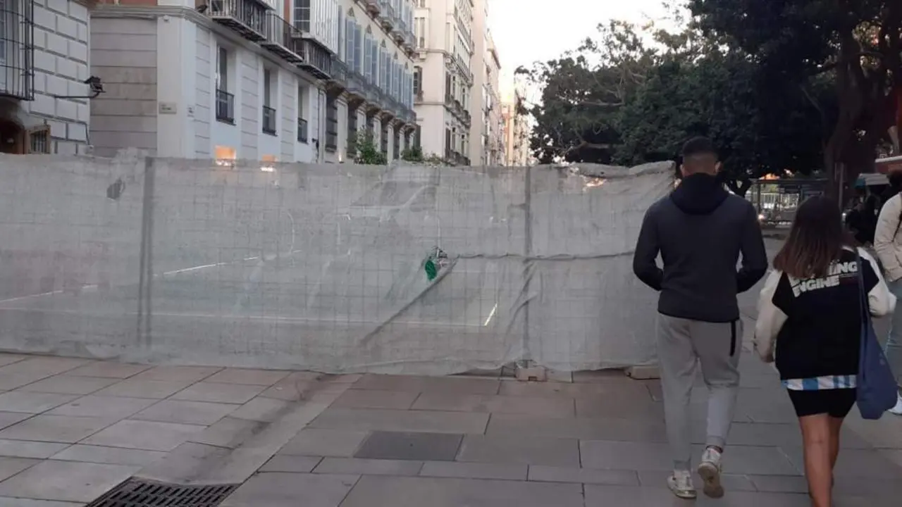 Las vallas tapan a&uacute;n la estaci&oacute;n. - Jotad&eacute;