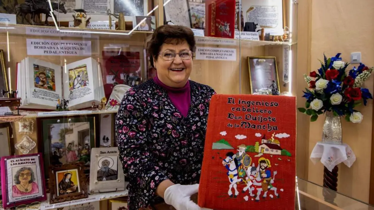 La vecina de Alhaur&iacute;n el Grande, Antonia Ortu&ntilde;o, con su creaci&oacute;n. - Daniel P&eacute;rez / EFE