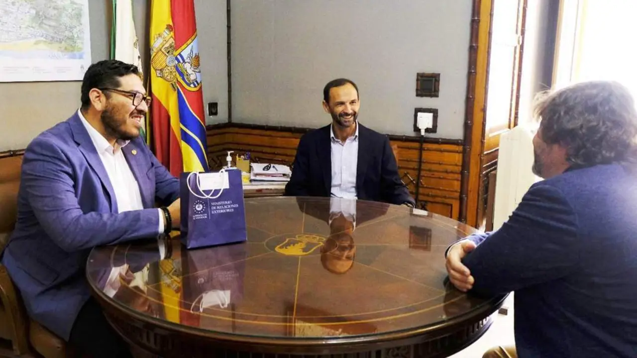Javier Helaman Reyes, V&iacute;ctor Mora y Jos&eacute; Mar&iacute;a Tudela en la reuni&oacute;n    - A. I.