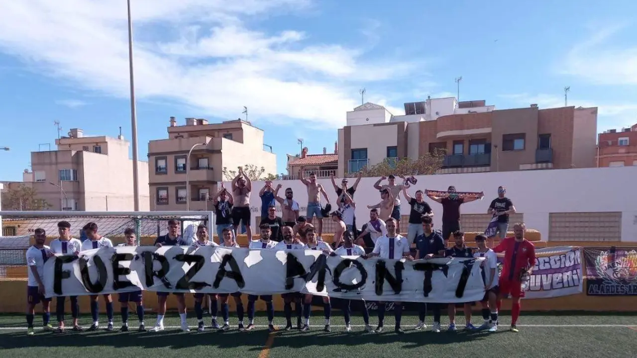 Jugadores y aficionados posan con una pancarta de apoyo. - Viva Ja&eacute;n