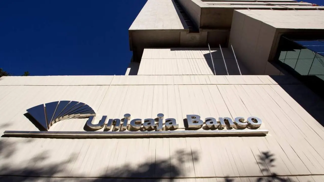 Sede de Unicaja Banco en M&aacute;laga - EFE/Daniel P&eacute;rez