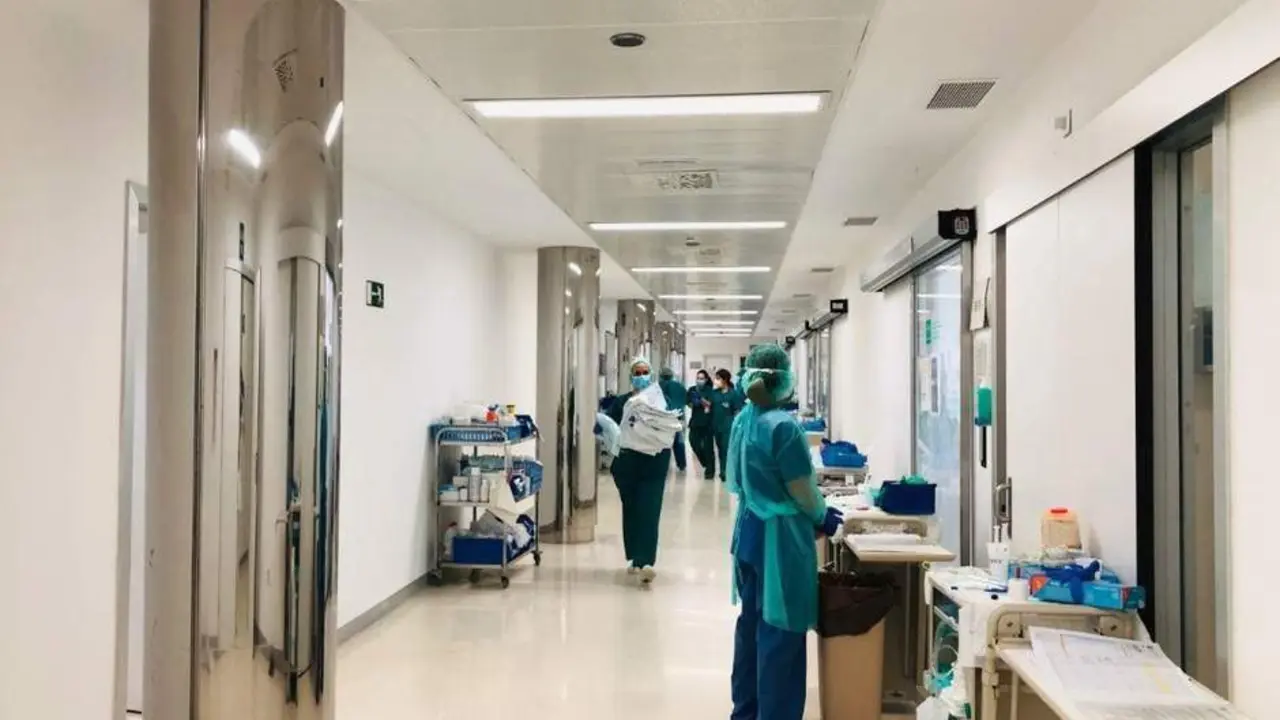 Sanitarios en el Hospital Cl&iacute;nico Virgen de la Victoria de M&aacute;laga. - Junta de Andaluc&iacute;a
