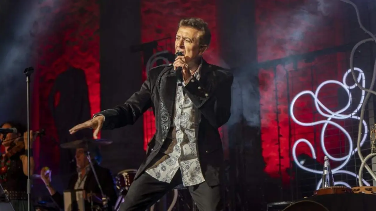 Manolo Garc&iacute;a durante su actuaci&oacute;n en el Teatro Romano de M&eacute;rida. - DIEGO CASILLAS / STONE&MUSIC