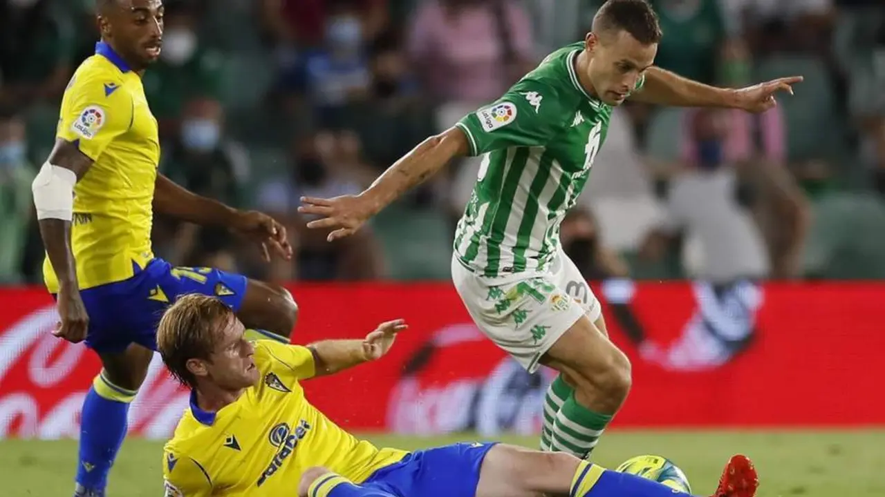 &Aacute;lex Fern&aacute;ndez disputa un bal&oacute;n con Canales - EFE
