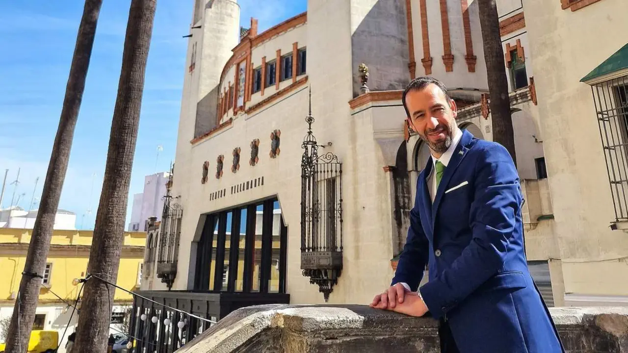 Santiago Casal ante el Teatro Villamarta - Axs&iacute;