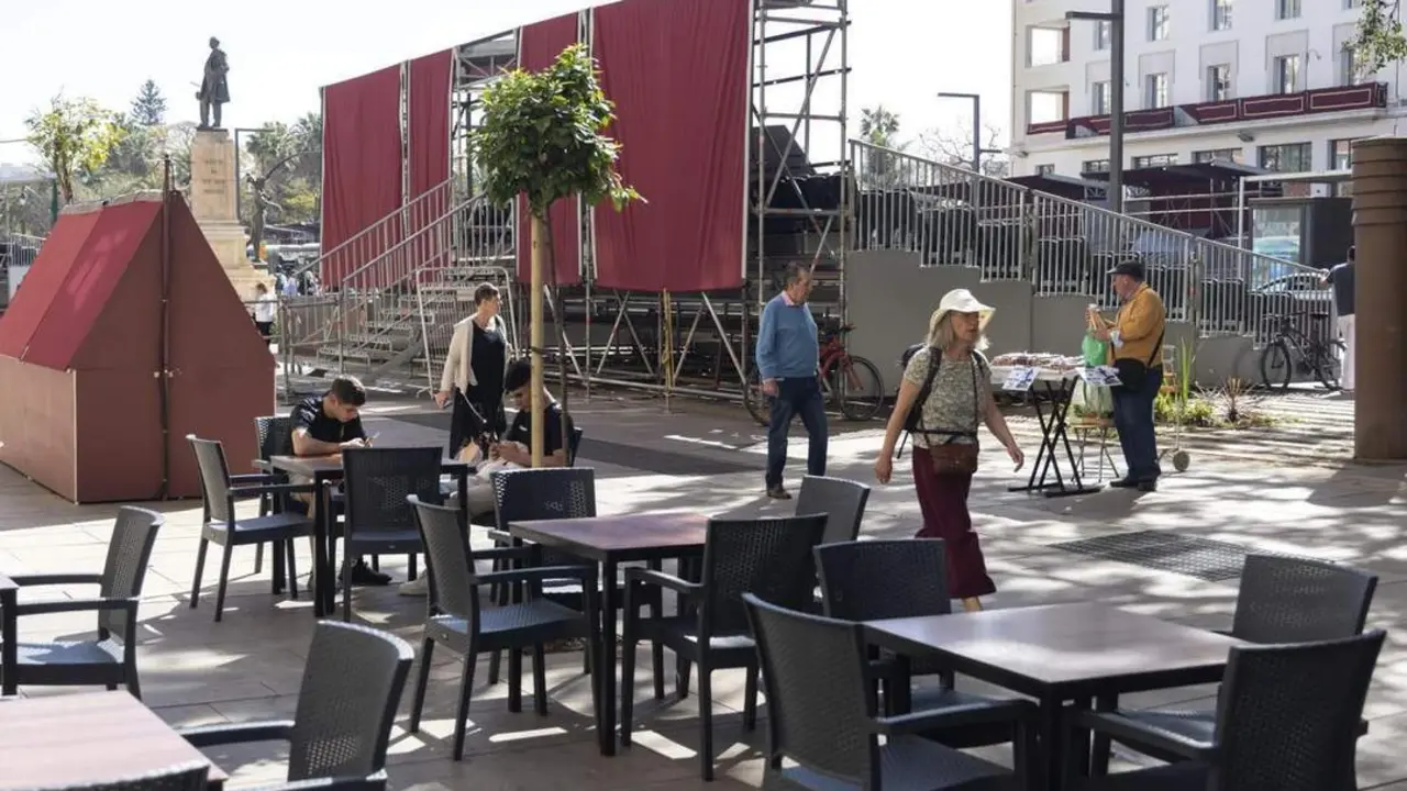 Varias personas caminan junto a las tribunas que se est&aacute;n montando. - EFE/ Daniel P&eacute;rez