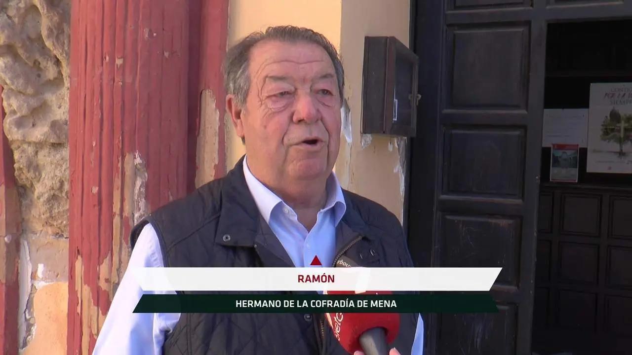 Devoci&oacute;n a las puertas de las cofrad&iacute;as para ver a las im&aacute;genes antes de la Semana Santa