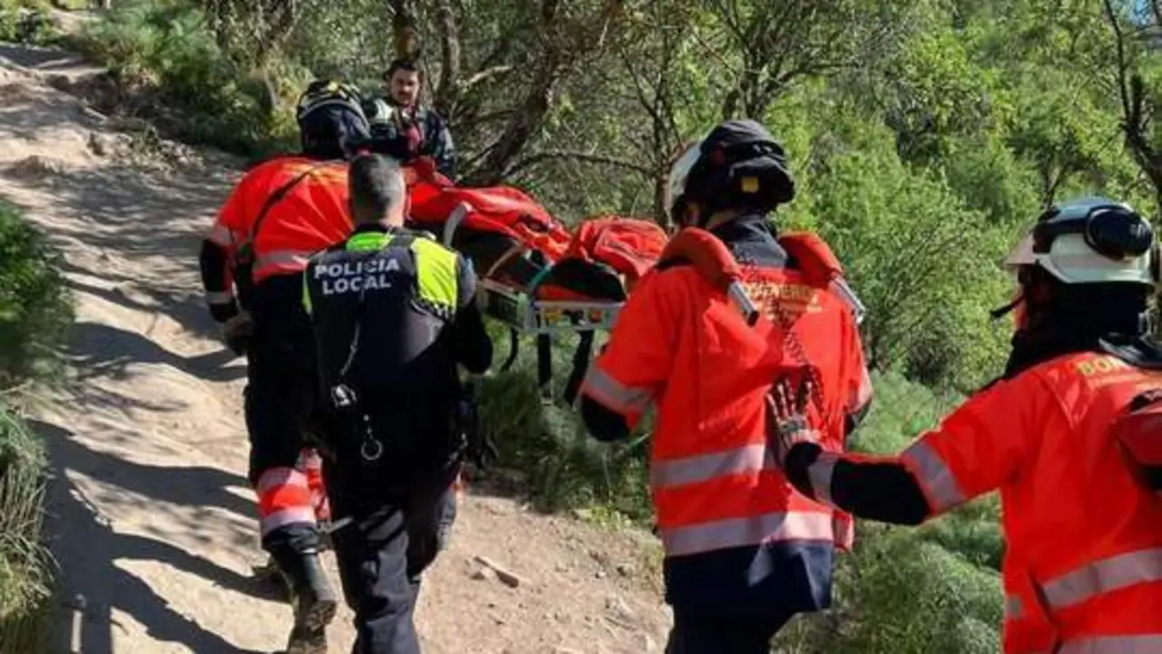 Bomberos se han hecho cargo del porteo de la accidentada.  - Diputaci&oacute;n de M&aacute;laga