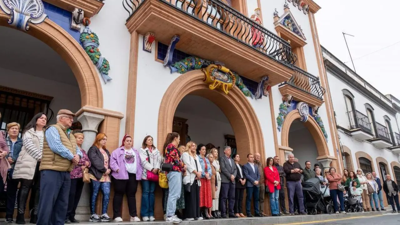 Minuto de silencio en el Ayuntamiento de Palos. - JULI&Aacute;N P&Eacute;REZ / EFE