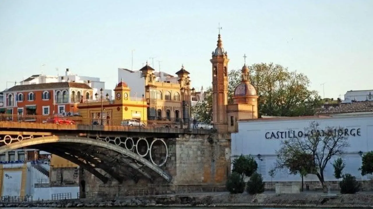 Una panor&aacute;mica del puente de Triana. - Archivo
