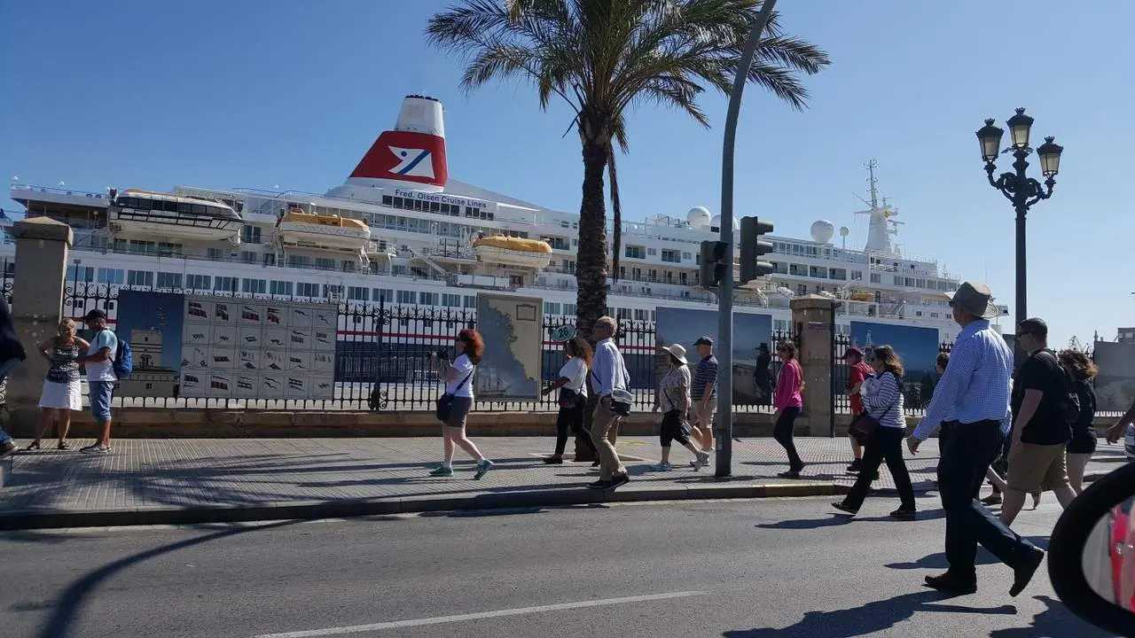 Turistas en C&aacute;diz. - Europa Press