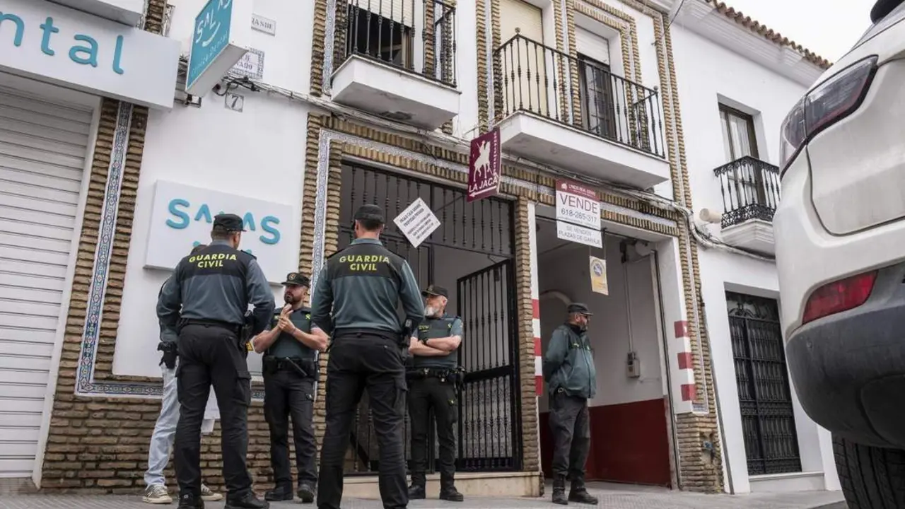 Efectivos de la Guardia Civil en la vivienda del presunto asesino. - JULI&Aacute;N P&Eacute;REZ / EFE