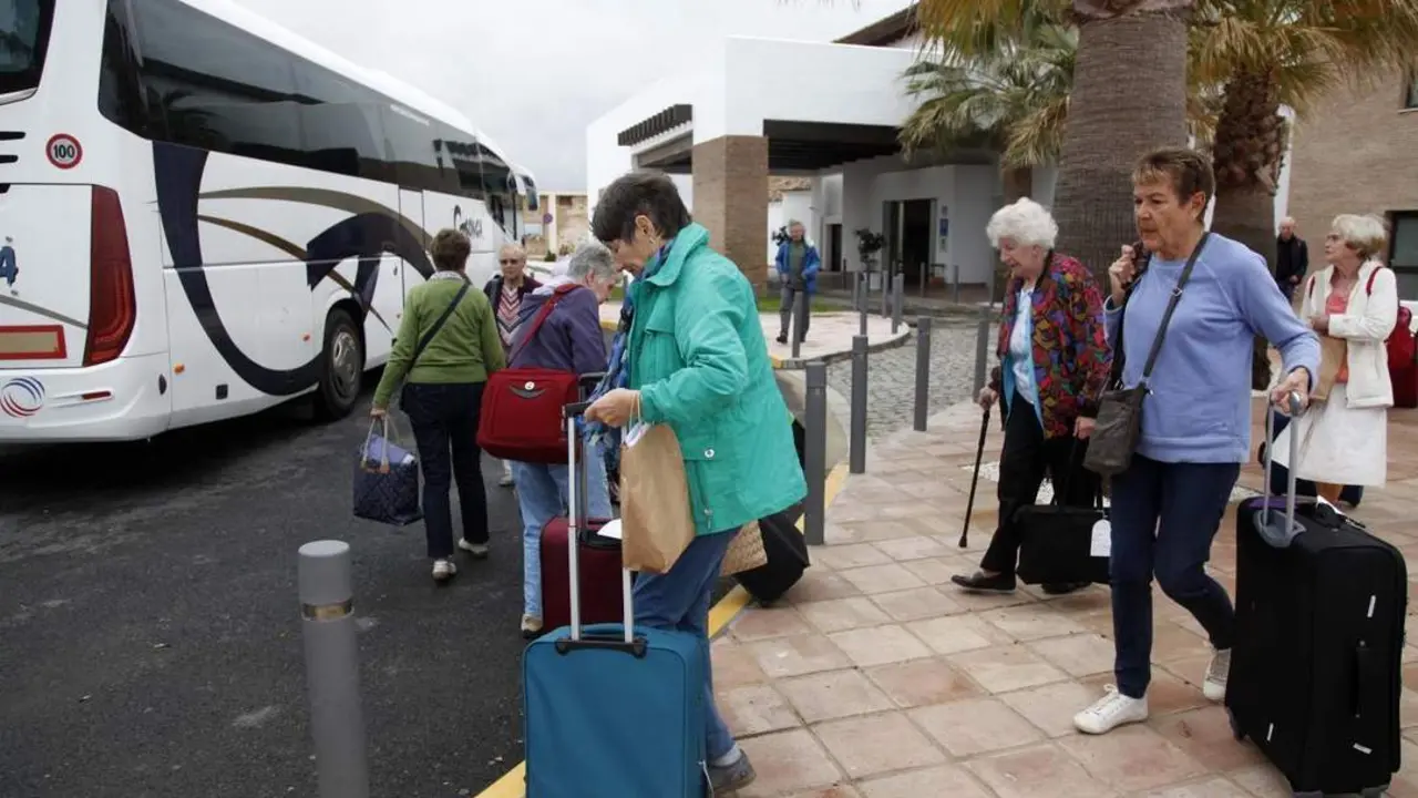 Turistas ingleses en un hotel de El Rompido - Jordi Landero