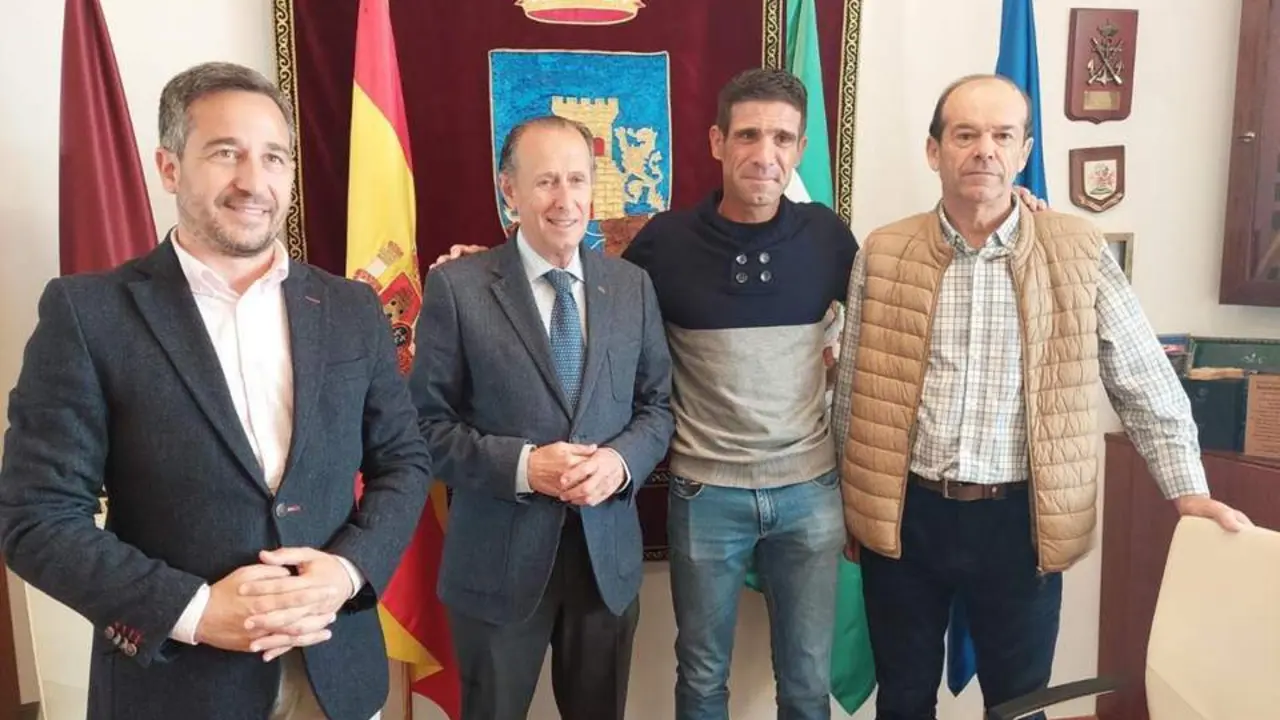 El Ayuntamiento recibe a Alberto Estrada - VIVA