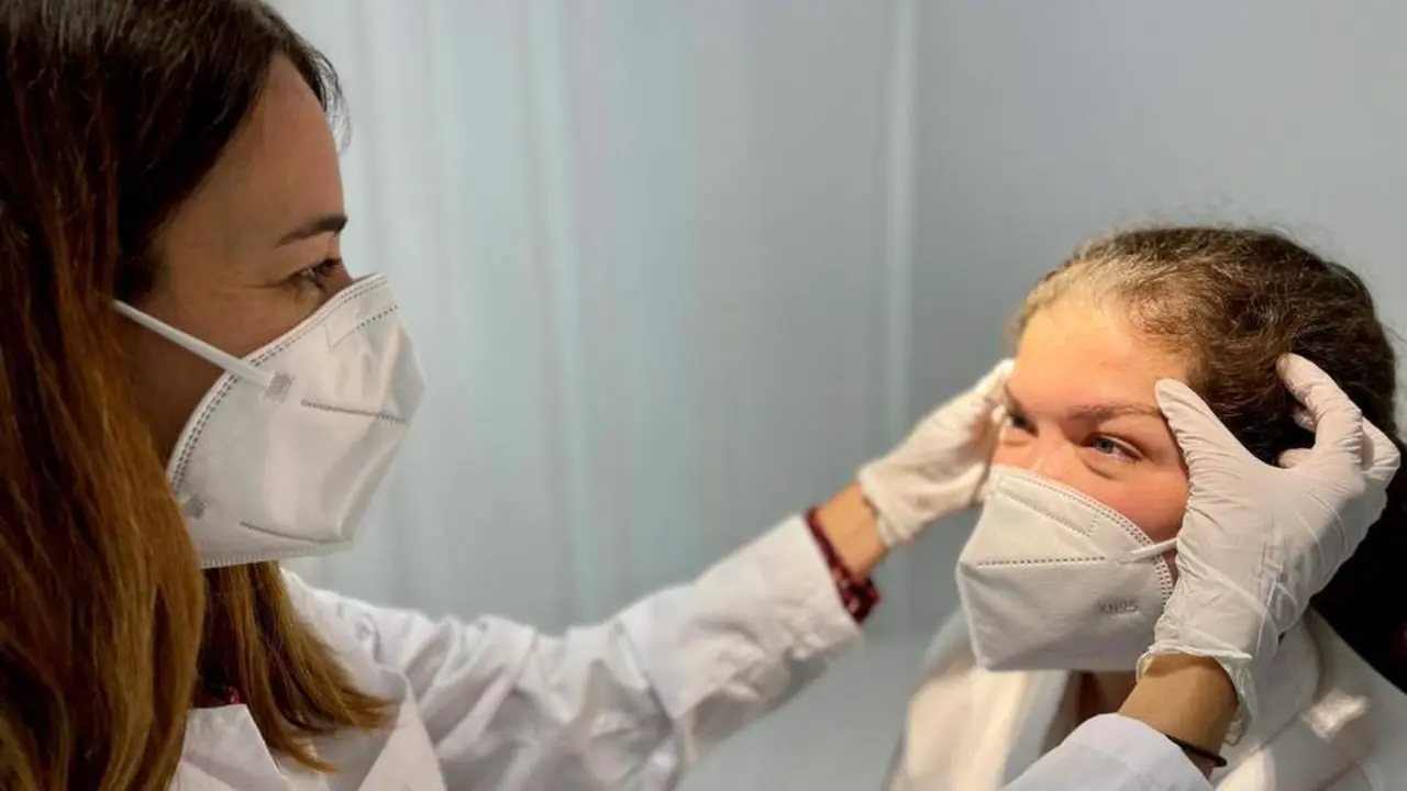 La dermat&oacute;loga Araceli Corrales revisando a una paciente. - Quir&oacute;nsalud