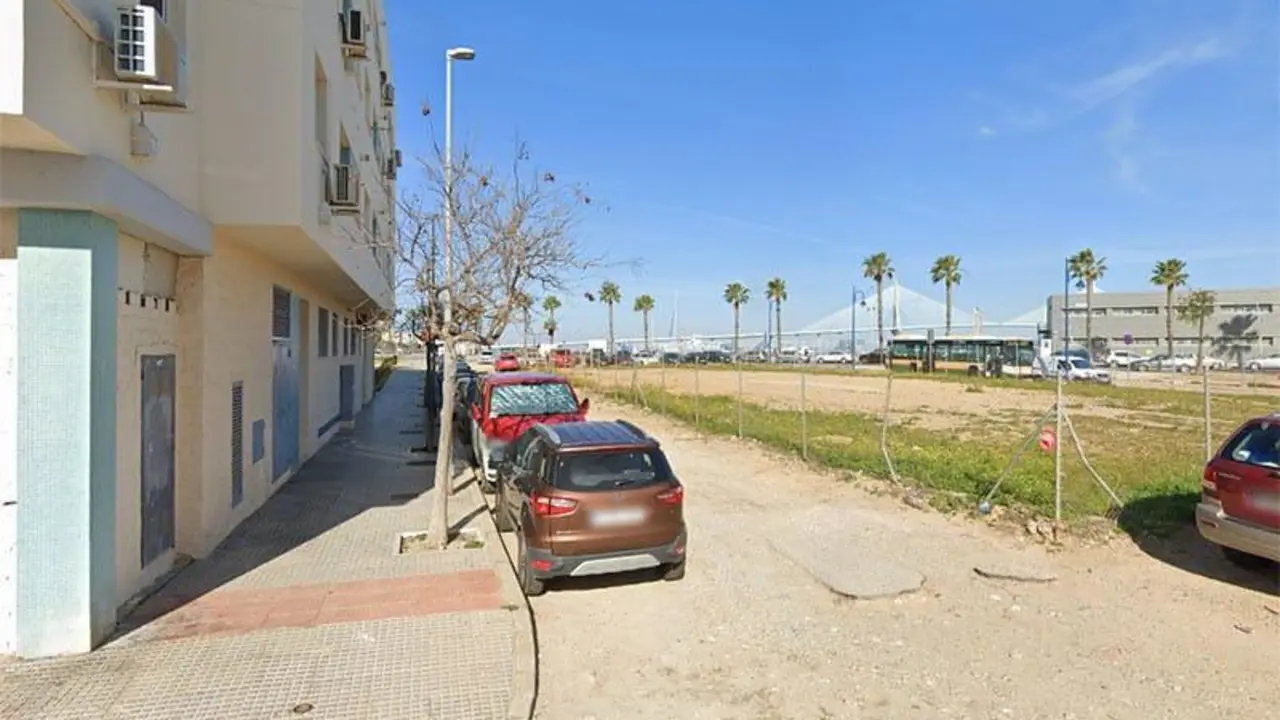 La calle D&aacute;rsena, en C&aacute;diz, sin asfaltar. - VIVA