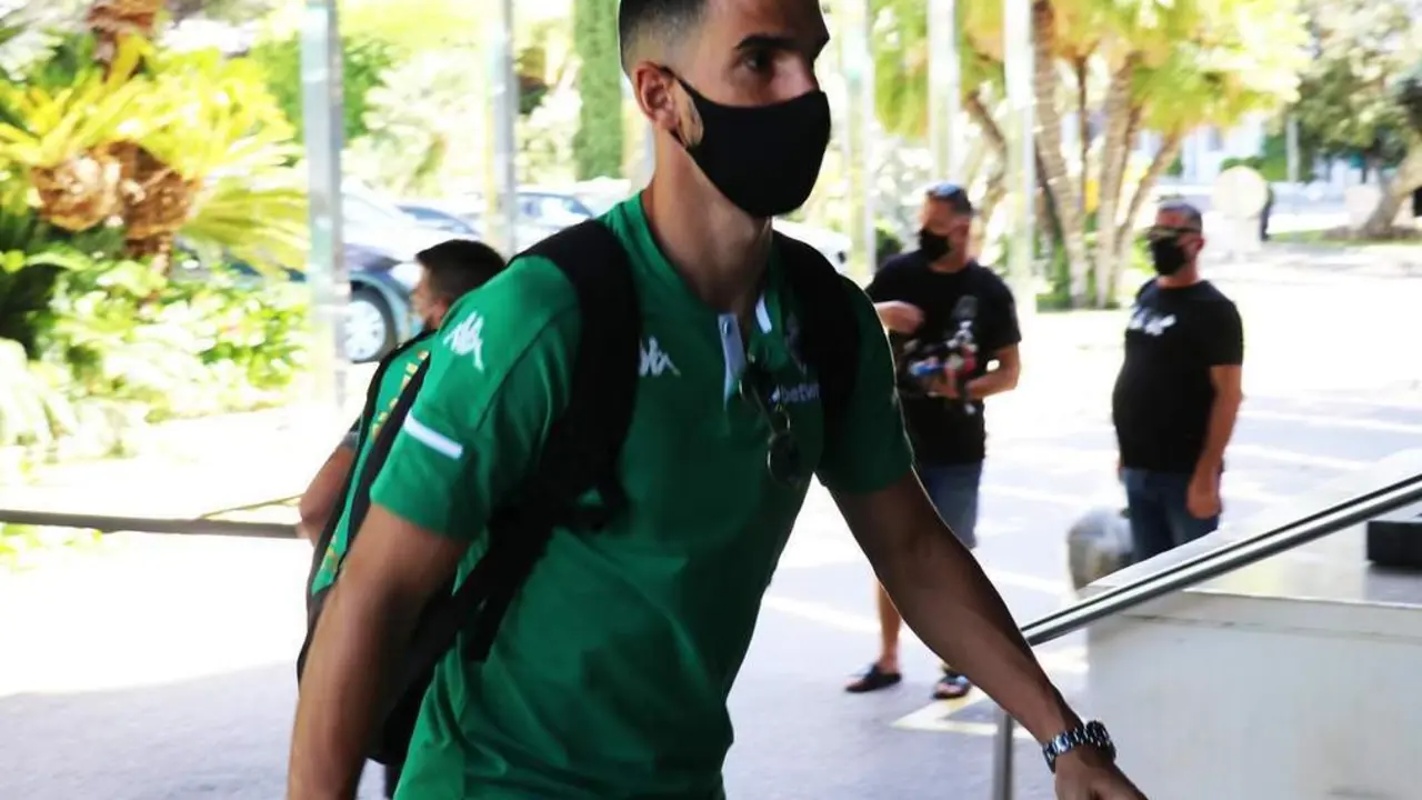 El futbolista del Betis, Mart&iacute;n Montoya, llega a la concentraci&oacute;n. - rbb