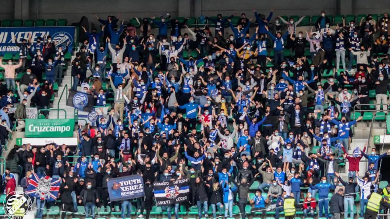 Imagen de la afici&oacute;n del Xerez DFC desplazada a C&oacute;rdoba. - xerezdfc.com
