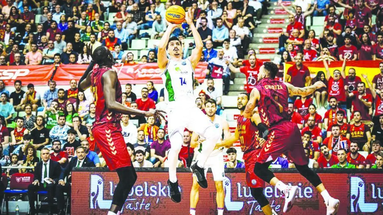 Dedovic lanza a canasta. - BCL