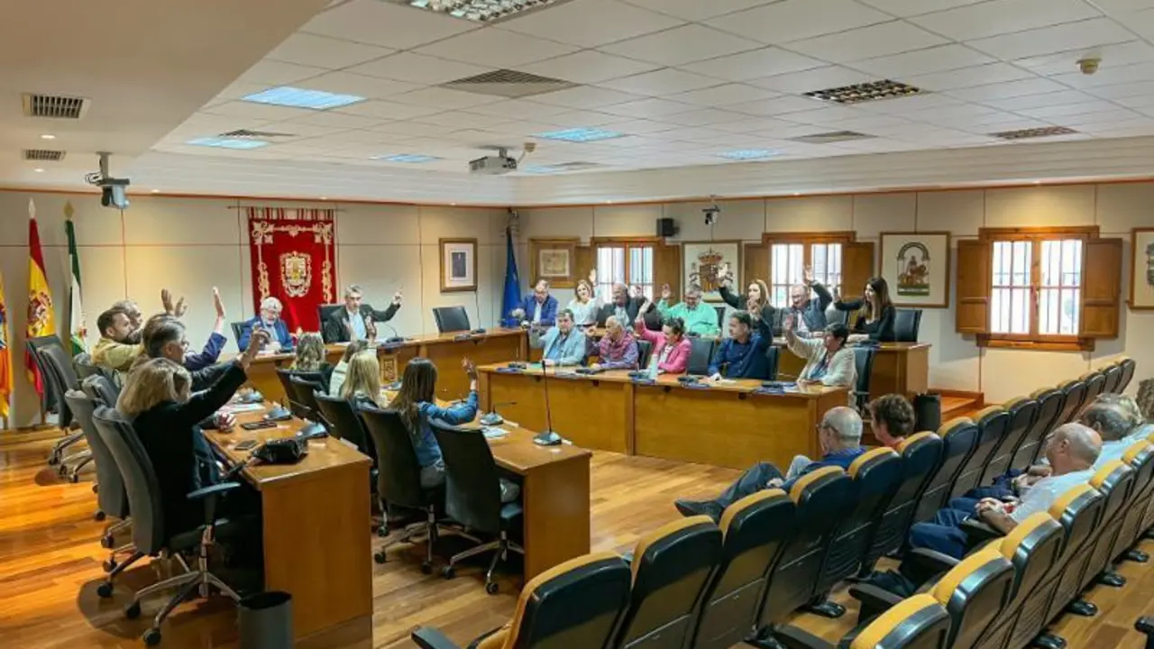 Pleno de Benalm&aacute;dena aprobando la protecci&oacute;n de terrenos del T&iacute;voli. - 