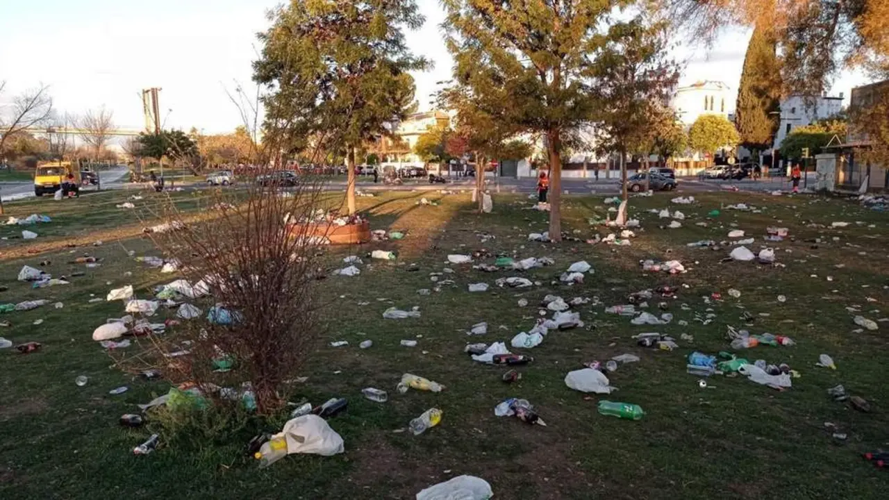Estado en el que ha amanecido el Parque del Guada&iacute;ra. - @DISTRITO102