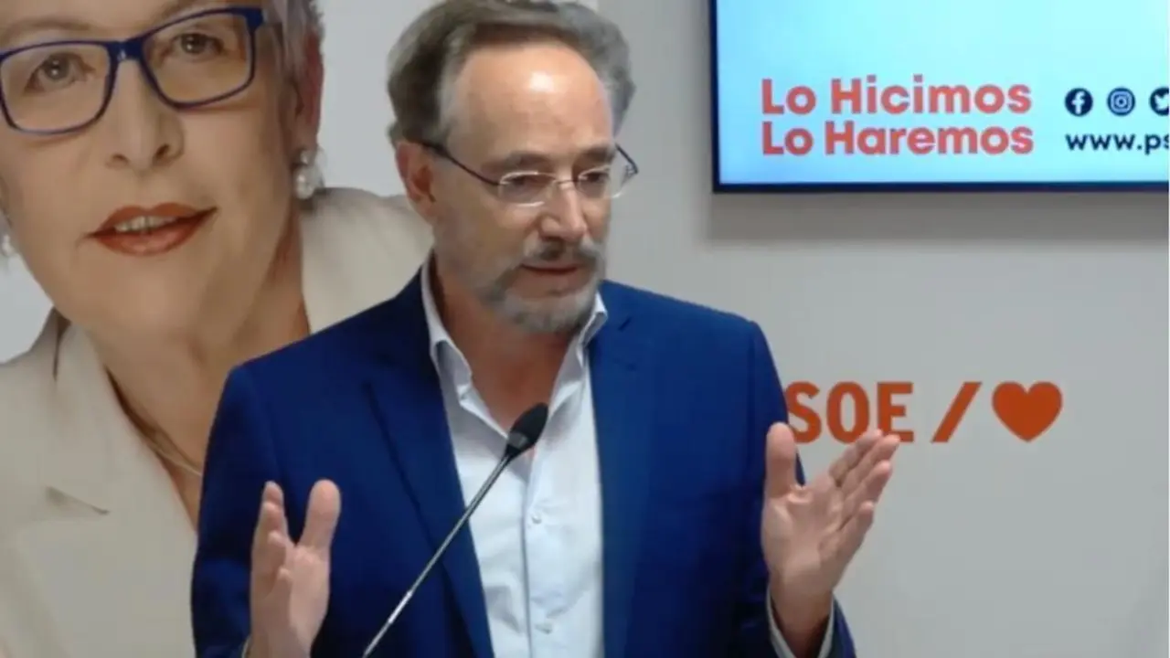 Felipe L&oacute;pez, durante la rueda de prensa.  - 