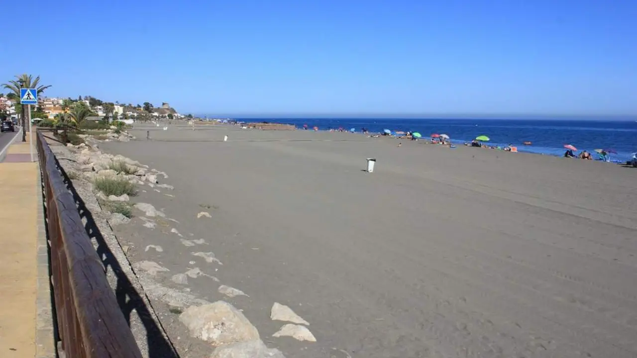 La playa de Benajarafe y Chilches al fin tendr&aacute; su Senda Litoral. - Europa Press