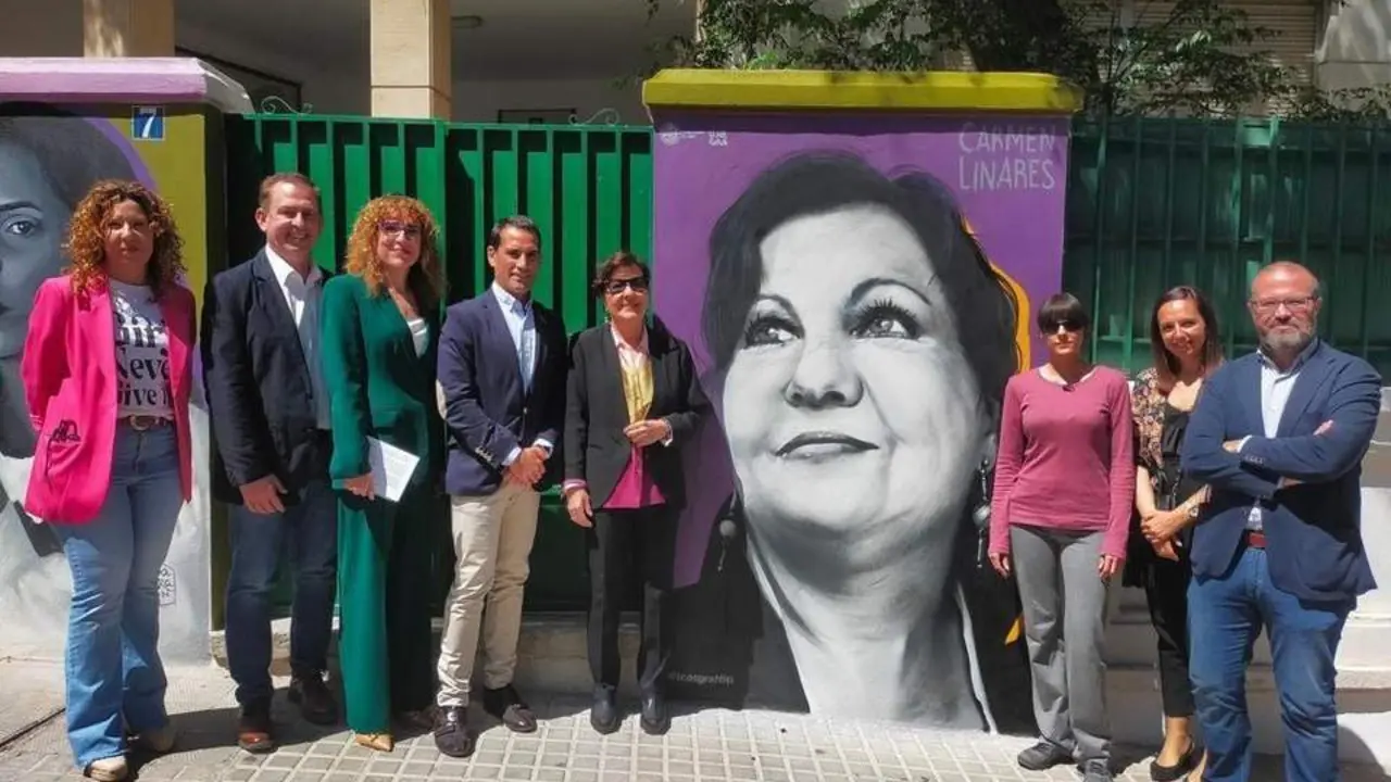 La cantaora con autoridades ante su mural. - Viva Ja&eacute;n.