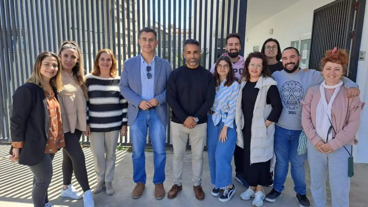El alcalde y el concejal de Asuntos Sociales junto al personal. - A.I.
