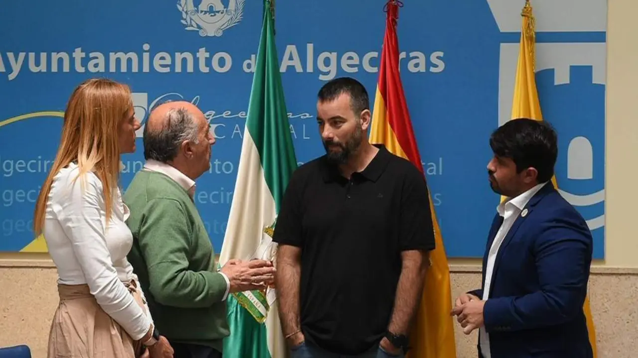 Landaluce, con los padres del ni&ntilde;o con s&iacute;ndrome de Capos. - AI