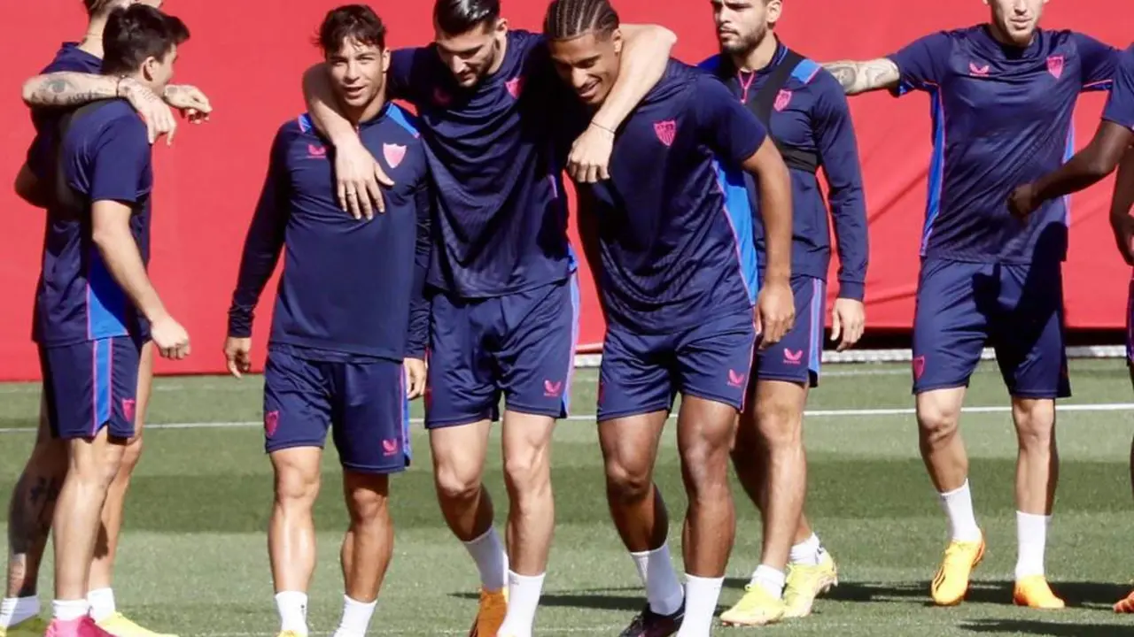 &Oacute;liver Torres, Rafa Mir y L&ouml;ic Bad&eacute; durante el entrenamiento.  - efe